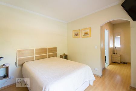 Suíte de casa à venda com 5 quartos, 250m² em Vila Brasílio Machado, São Paulo