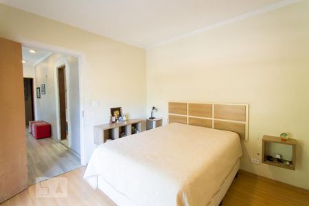 Suíte de casa à venda com 5 quartos, 250m² em Vila Brasílio Machado, São Paulo