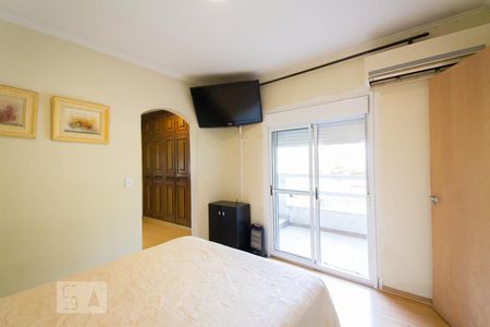 Suíte de casa à venda com 5 quartos, 250m² em Vila Brasílio Machado, São Paulo