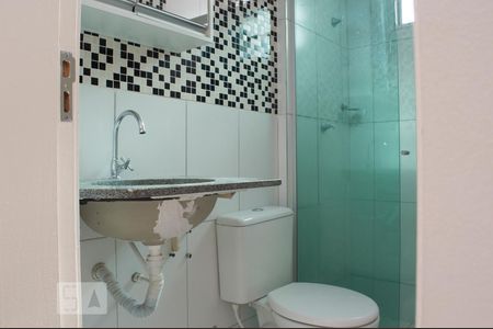 Banheiro de apartamento para alugar com 1 quarto, 50m² em Presidente Roosevelt, Uberlândia