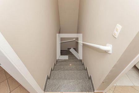 Casa à venda com 176m², 2 quartos e 2 vagasEscada