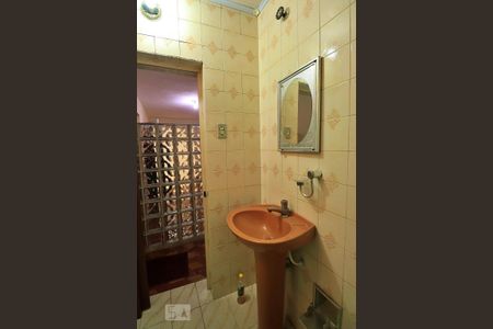 Casa à venda com 167m², 3 quartos e 3 vagasBanheiro - Casa Fundos