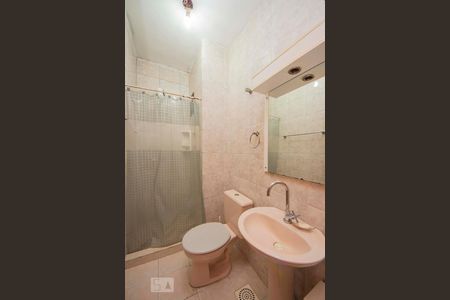 Banheiro  de apartamento à venda com 1 quarto, 46m² em Vila Ipiranga, Porto Alegre