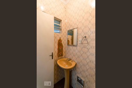 Casa à venda com 303m², 3 quartos e 2 vagas Casa à venda com 303m², 3 quartos e 2 vagasBanheiro 2