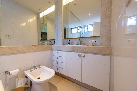 Apartamento para alugar com 135m², 3 quartos e 1 vaga Apartamento para alugar com 135m², 3 quartos e 1 vagaBanheiro da Suíte