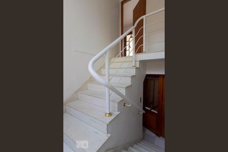 Casa à venda com 450m², 4 quartos e 4 vagasEscada