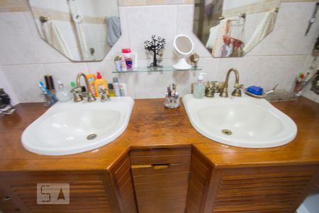 Casa à venda com 464m², 4 quartos e 3 vagasDetalhe Banheiro Suíte 1