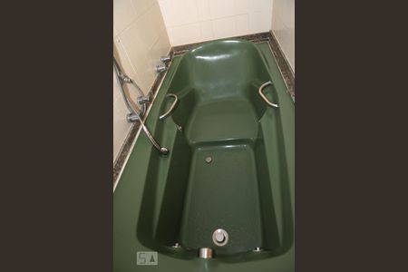 Casa à venda com 360m², 4 quartos e 4 vagasBanheiro do Quarto 1 - banheira