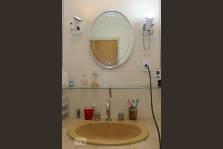 Casa à venda com 360m², 4 quartos e 4 vagasBanheiro 2 - pia e espelho