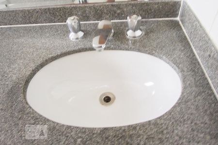 Apartamento para alugar com 140m², 3 quartos e 2 vagasDetalhe Banheiro Suíte 1