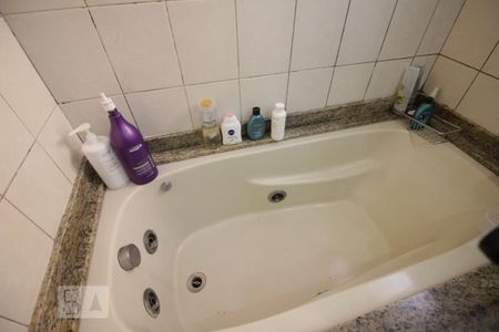 Apartamento à venda com 203m², 4 quartos e 4 vagasBanheira