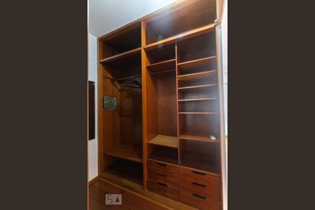 Apartamento à venda com 243m², 3 quartos e 2 vagasQuarto 3 - Closet