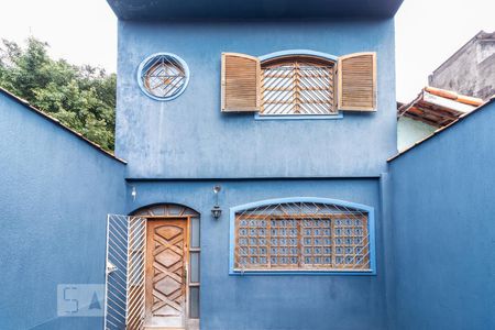 Casa à venda com 250m², 5 quartos e 2 vagas Casa à venda com 250m², 5 quartos e 2 vagasFachada