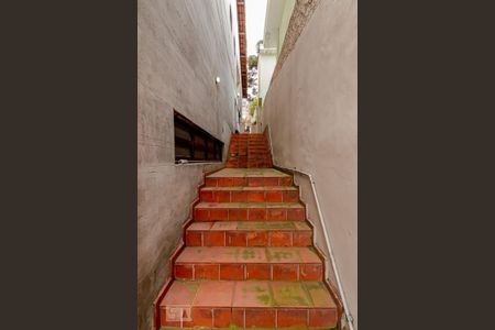 Casa para alugar com 480m², 4 quartos e 4 vagasEscada da Entrada