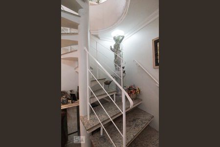 escada acesso a cobertura de apartamento à venda com 3 quartos, 188m² em Santana, São Paulo