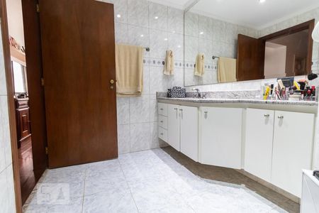 Apartamento à venda com 180m², 3 quartos e 4 vagasBanheiro da Suíte 2