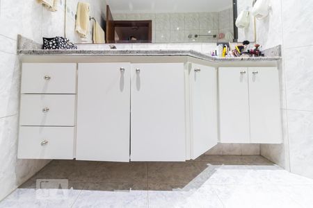 Apartamento à venda com 180m², 3 quartos e 4 vagasBanheiro da Suíte 2 - Armário