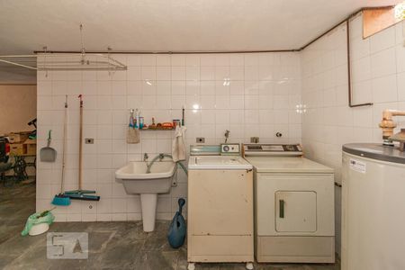 Casa à venda com 360m², 3 quartos e 8 vagas Casa à venda com 360m², 3 quartos e 8 vagasLavanderia