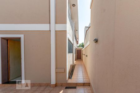 Casa à venda com 360m², 3 quartos e 8 vagas Casa à venda com 360m², 3 quartos e 8 vagasCorredor Lateral