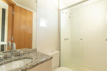 Banheiro de kitnet/studio para alugar com 1 quarto, 25m² em Centro, Curitiba