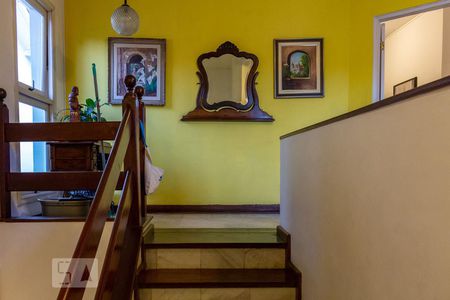 Escadas de casa de condomínio à venda com 5 quartos, 420m² em Alphaville, Santana de Parnaíba