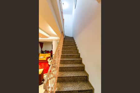 Escada de casa para alugar com 3 quartos, 261m² em Vila Rosália, Guarulhos