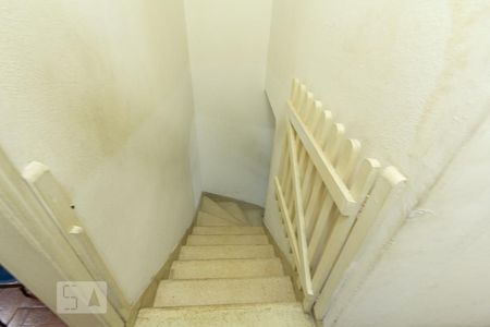 Casa à venda com 134m², 2 quartos e 1 vaga Casa à venda com 134m², 2 quartos e 1 vagaEscada