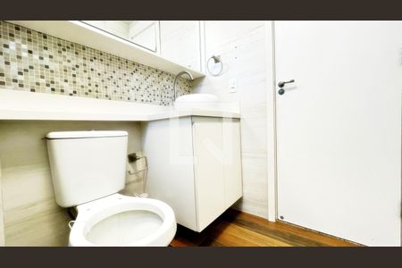 Banheiro de apartamento à venda com 2 quartos, 47m² em Jardim Las Vegas, Guarulhos