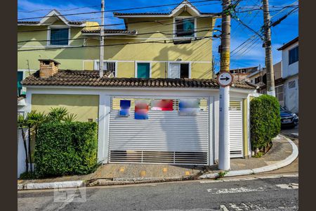 Casa à venda com 131m², 3 quartos e 2 vagasFachada