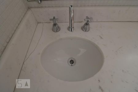 Apartamento à venda com 198m², 3 quartos e 3 vagasBanheiro da Suíte 1 - pia