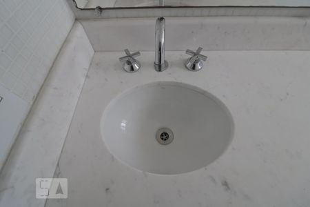 Apartamento à venda com 198m², 3 quartos e 3 vagasBanheiro da Suíte 2 - pia