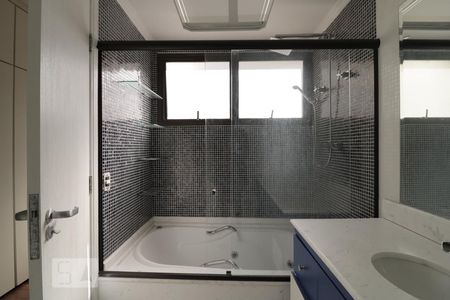 Apartamento à venda com 198m², 3 quartos e 3 vagasBanheiro da Suite 3