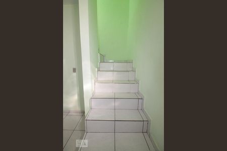 escada acesso dormitorio de kitnet/studio para alugar com 1 quarto, 40m² em Vila Palmeiras, São Paulo