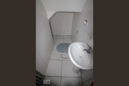banheiro de kitnet/studio para alugar com 1 quarto, 40m² em Vila Palmeiras, São Paulo