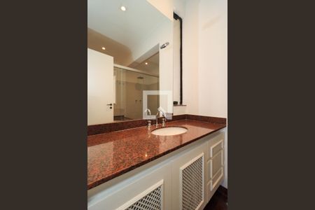 Apartamento para alugar com 369m², 4 quartos e 4 vagas Apartamento para alugar com 369m², 4 quartos e 4 vagasBanheiro da Suíte 1