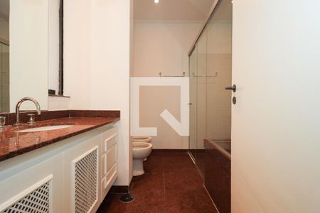 Apartamento para alugar com 369m², 4 quartos e 4 vagas Apartamento para alugar com 369m², 4 quartos e 4 vagasBanheiro da Suíte 1