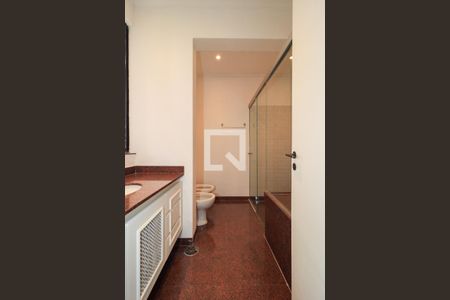 Apartamento para alugar com 369m², 4 quartos e 4 vagas Apartamento para alugar com 369m², 4 quartos e 4 vagasBanheiro da Suíte 1