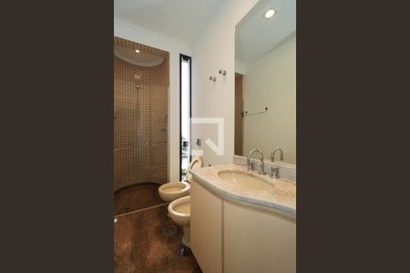 Apartamento para alugar com 369m², 4 quartos e 4 vagas Apartamento para alugar com 369m², 4 quartos e 4 vagasBanheiro da Suíte 2