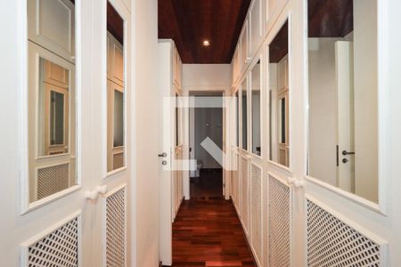 Apartamento para alugar com 369m², 4 quartos e 4 vagas Apartamento para alugar com 369m², 4 quartos e 4 vagasArmários da Suíte 1