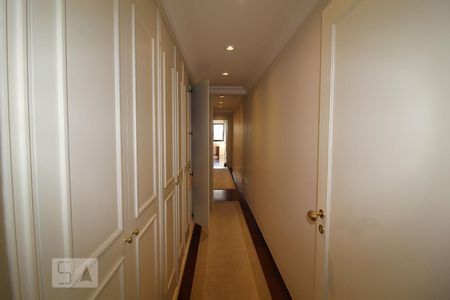 Corredor com armários de apartamento para alugar com 3 quartos, 303m² em Santa Paula, São Caetano do Sul