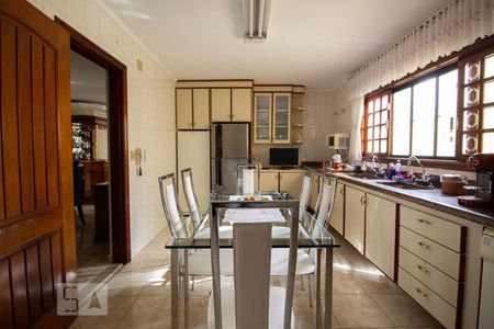 Casa à venda com 424m², 5 quartos e 5 vagas Casa à venda com 424m², 5 quartos e 5 vagasCozinha