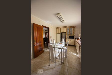 Casa à venda com 424m², 5 quartos e 5 vagas Casa à venda com 424m², 5 quartos e 5 vagasCozinha