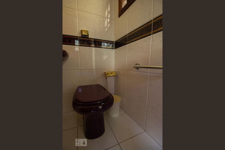 Casa à venda com 424m², 5 quartos e 5 vagas Casa à venda com 424m², 5 quartos e 5 vagasBanheiro de Serviço