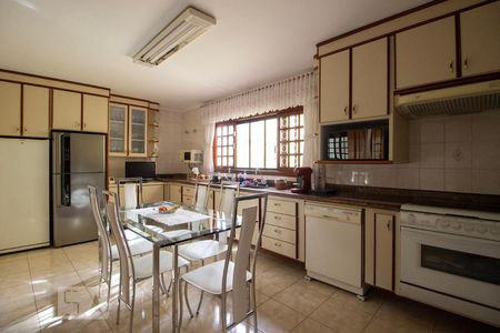 Casa à venda com 424m², 5 quartos e 5 vagas Casa à venda com 424m², 5 quartos e 5 vagasCozinha