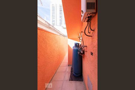 Casa à venda com 320m², 4 quartos e 2 vagas Casa à venda com 320m², 4 quartos e 2 vagasÁrea Externa - Corredor Lateral