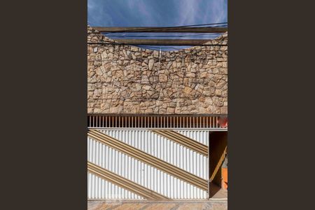 Casa à venda com 320m², 4 quartos e 2 vagas Casa à venda com 320m², 4 quartos e 2 vagasFachada