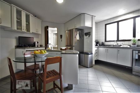 Apartamento à venda com 130m², 2 quartos e 2 vagasCozinha