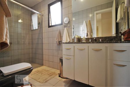 Apartamento à venda com 130m², 2 quartos e 2 vagasBanheiro da suíte