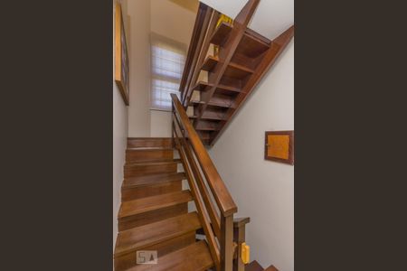 Escada interna de casa à venda com 3 quartos, 300m² em Camaquã, Porto Alegre