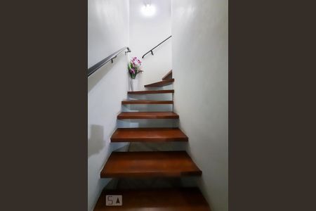 Casa à venda com 187m², 3 quartos e 2 vagasEscada